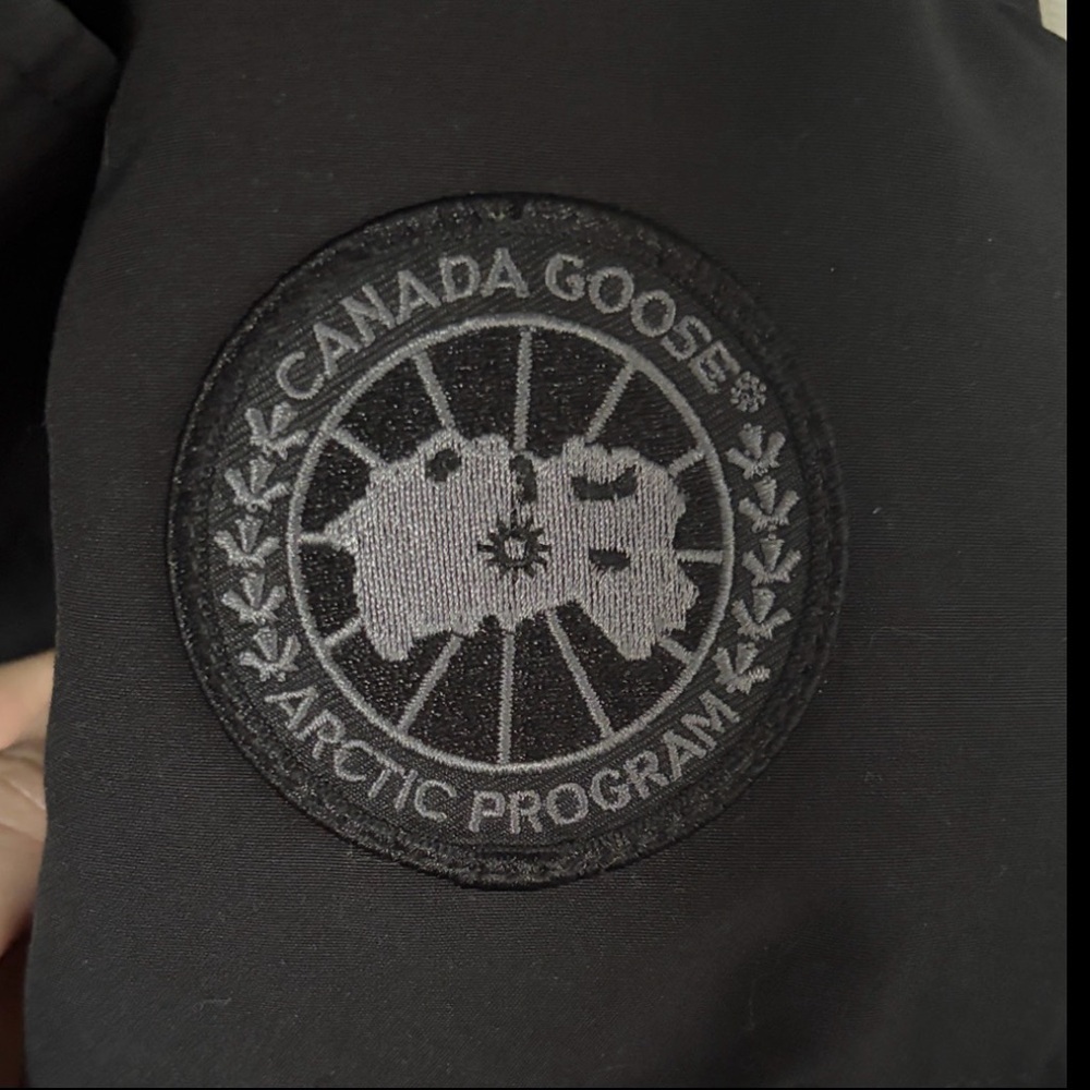 Canada Goose Carson Parka with Fur Trim - Black Label - Picture 2 of 13